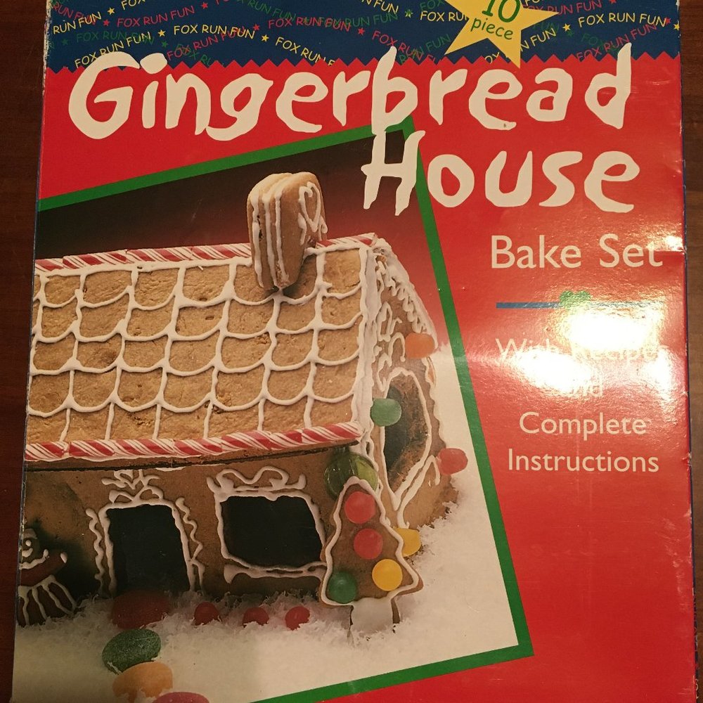 NIB- Metal gingerbread house cookie cutters